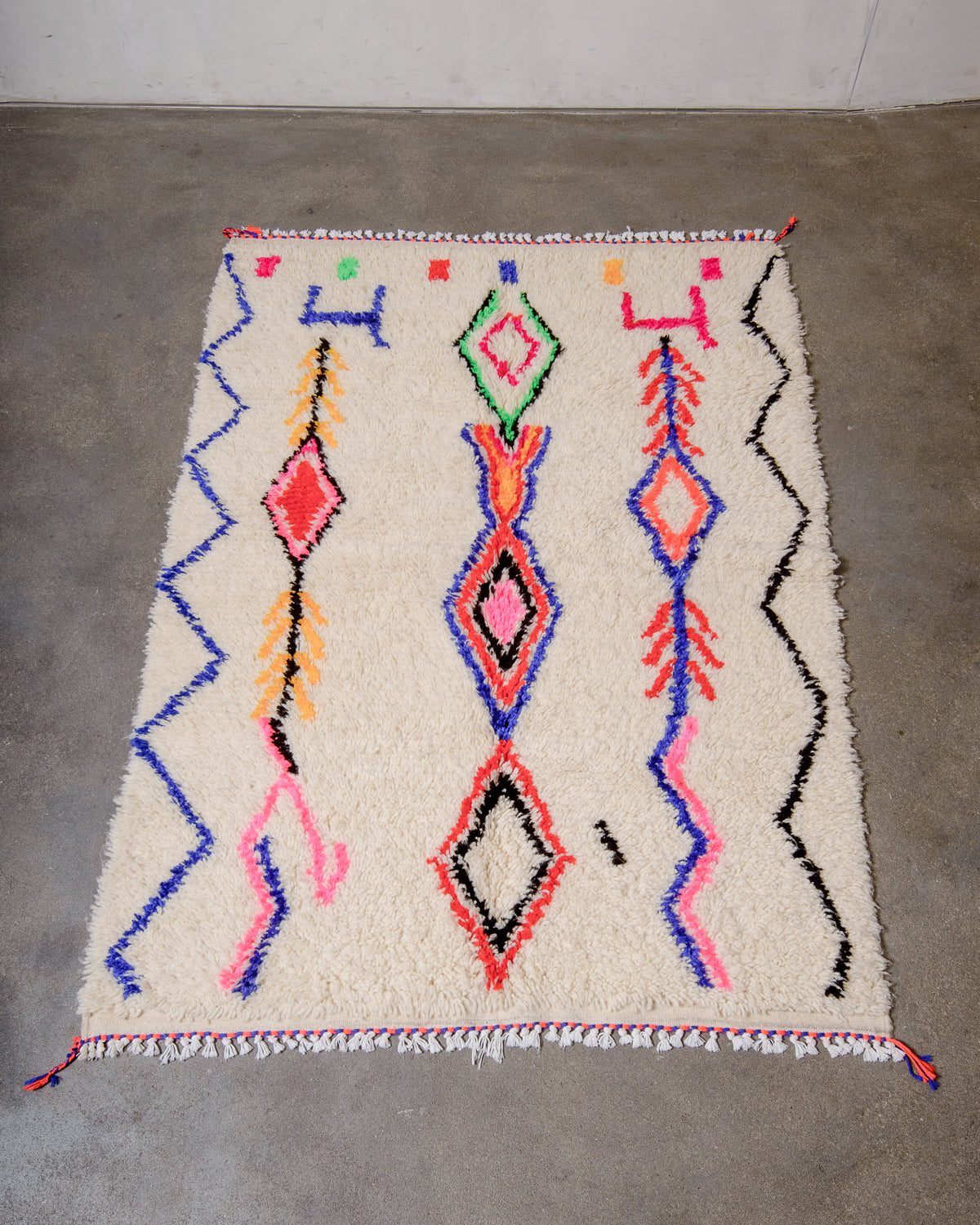 Modern designer handcrafted Berber rug from Morocco. Azilal rug with beautiful colours and patterns. Made of sheep’s wool and cotton.